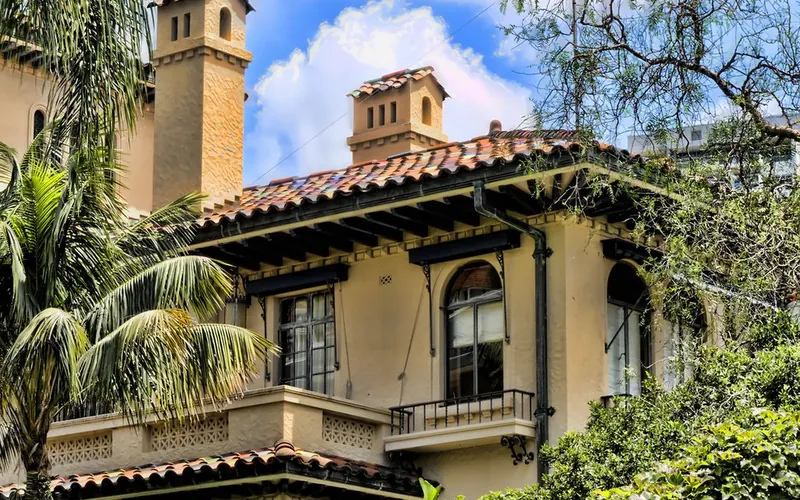 Fachada de una casa contemporánea