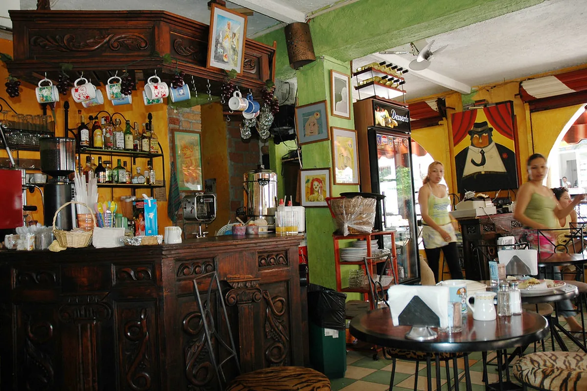 Mesas y barra del local