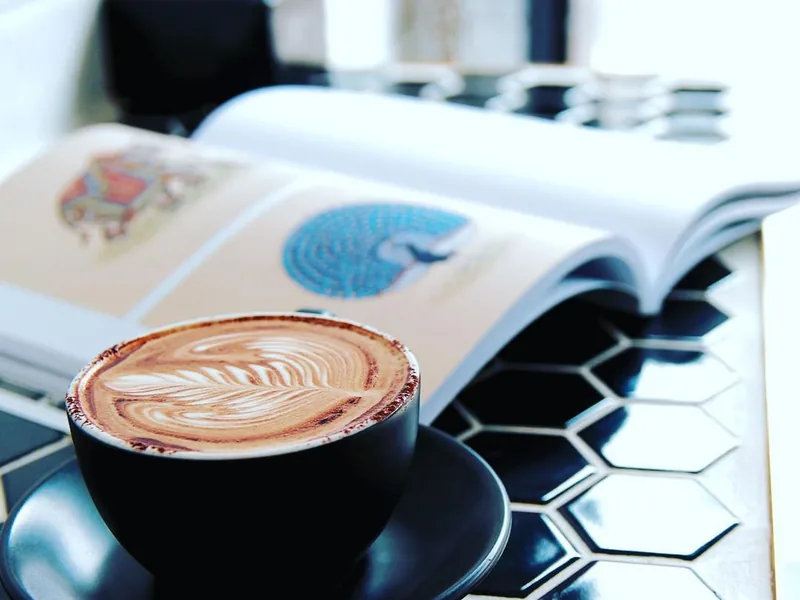 Taza de café con arte latte